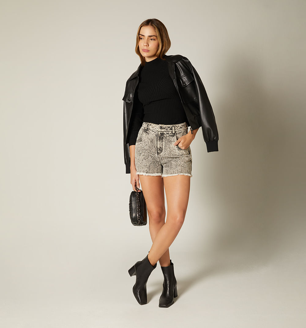 Short Corto Desflecado Con Apliques Bril