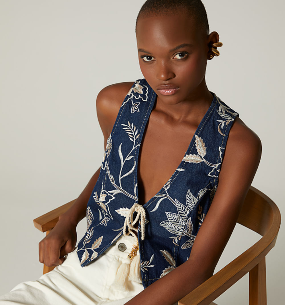 Chaleco En Jacquard, Con Borlas