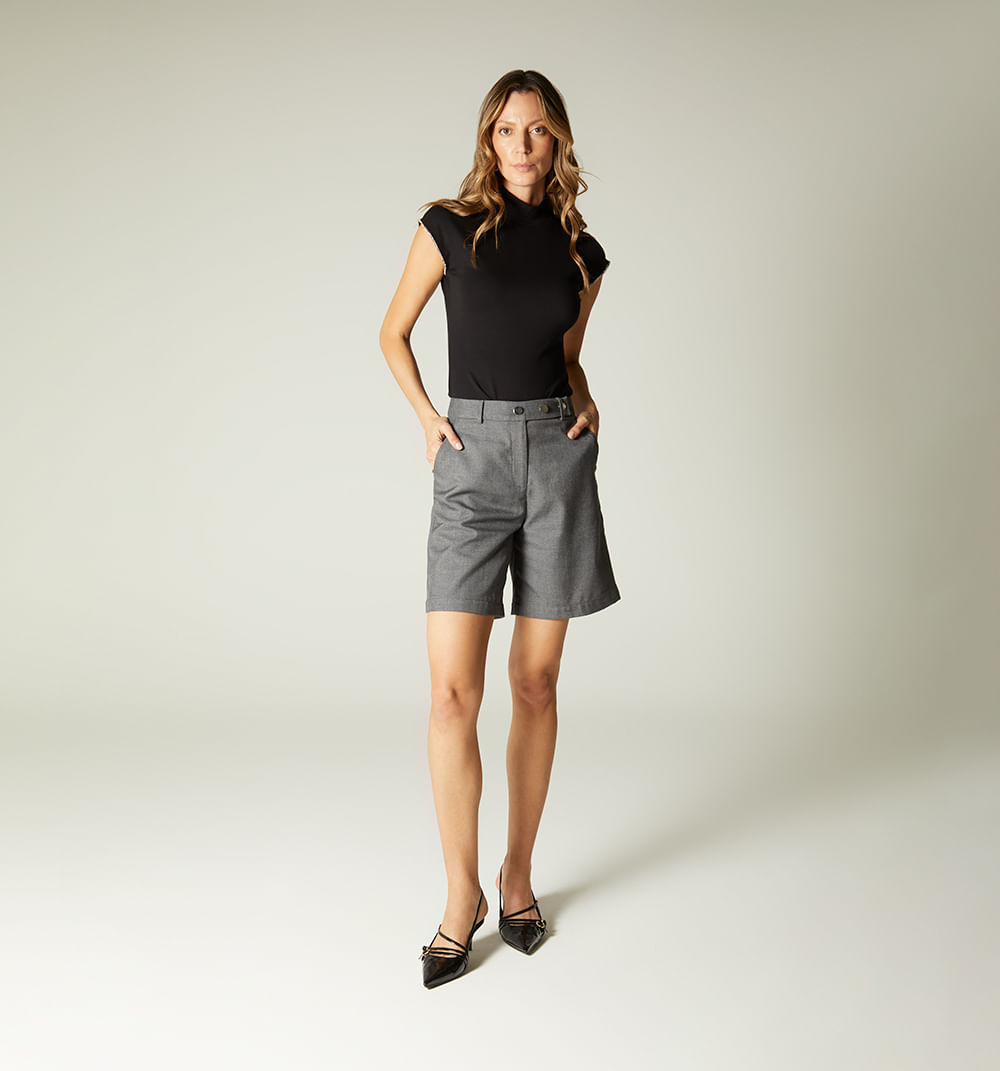 Short Tipo Bermuda Con Detalle En Pretin