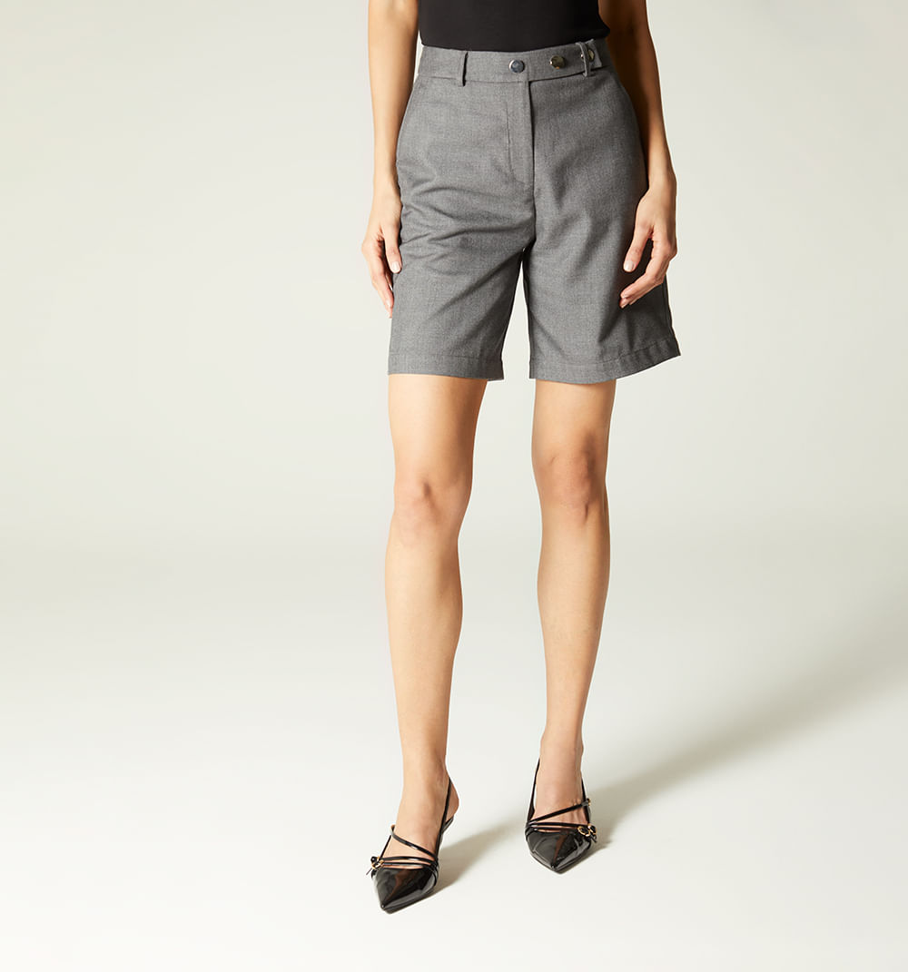 Short Tipo Bermuda Con Detalle En Pretin