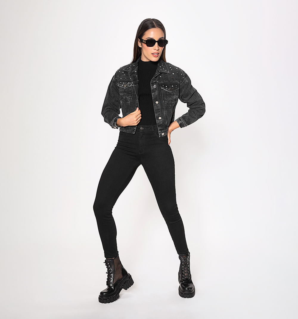 Chamarra En Denim Con Destroyed Y Crista