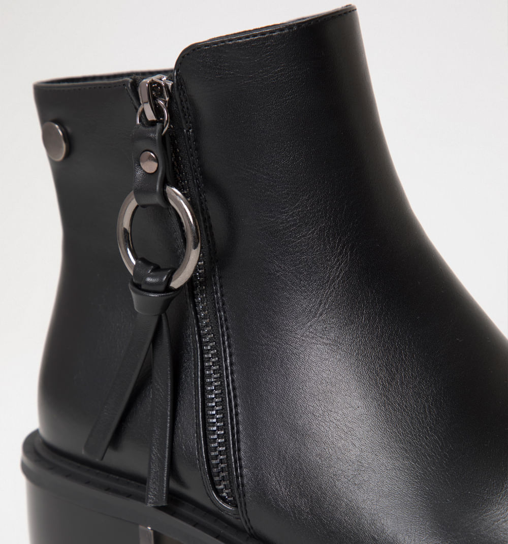 Botin Con Herraje Decorativo