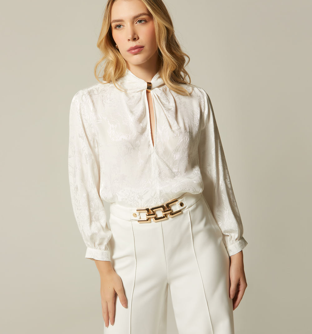 Blusa Con Herraje En Escote