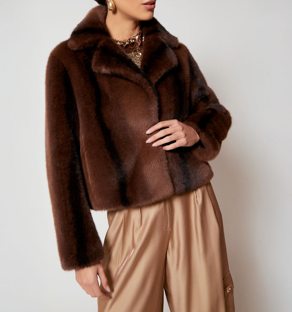 Chamarra Peluda Con Escote Profundo