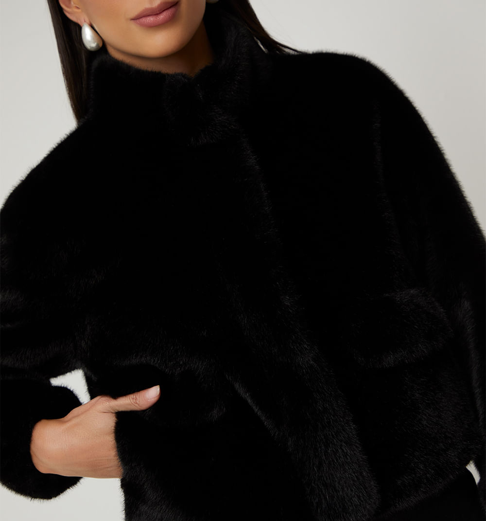 Chamarra Peluda Manga Larga Cuello Alto