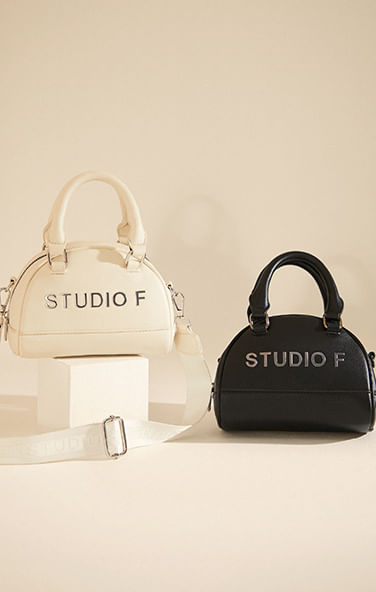 Foto de bolsas de mujer de moda color blanco y otro en color negro con el logo de la marca STUDIO F