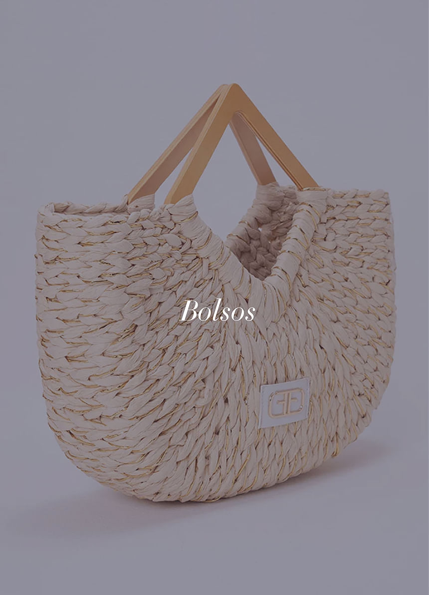 Foto de bolsa para mujer en material orgánico con asas de madera
