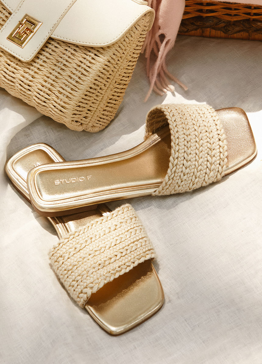 Sandalias para mujer planas en color beige y dorado
