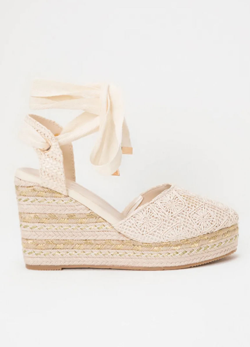Foto de sandalias de moda plataforma en color beige y blanco de la última colección de STUDIO F