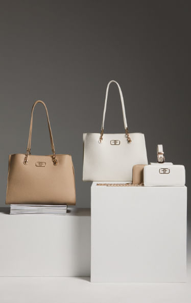 Foto de bolsas para dama en color beige y blanco