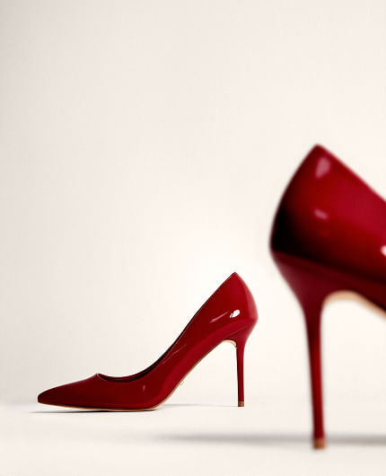 Tacones rojos elegantes para un outfit de San Valentín sofisticado y sensual