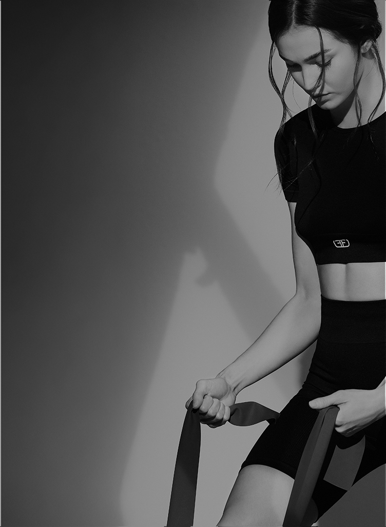 Modelo con crop top deportivo de mujer de la marca Studio F México