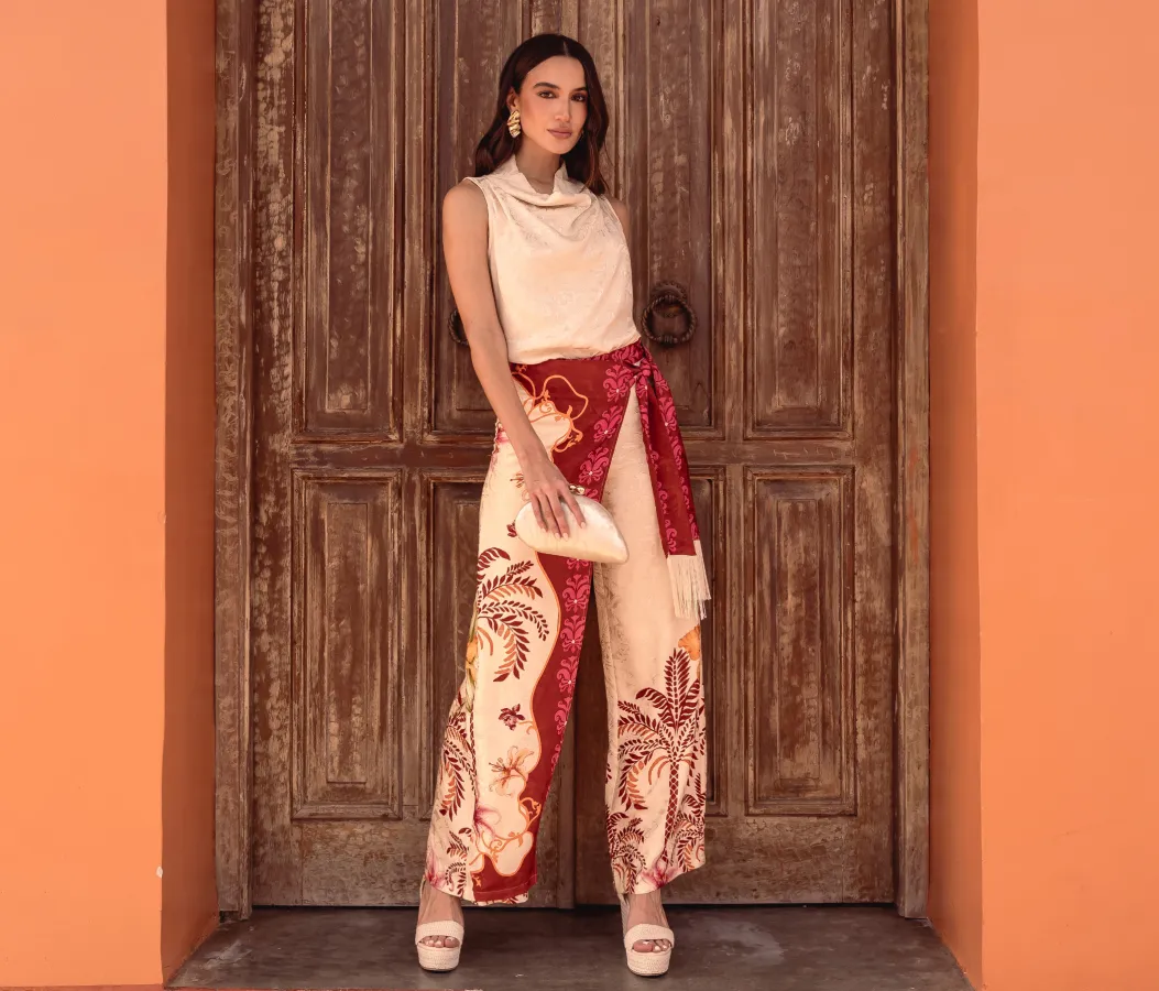 Look sofisticado de silueta fluida inspirado en México Mujer con top satinado beige y pantalón cruzado estampado en look sofisticado inspirado en la riqueza artesanal de México para Fiestas Patrias