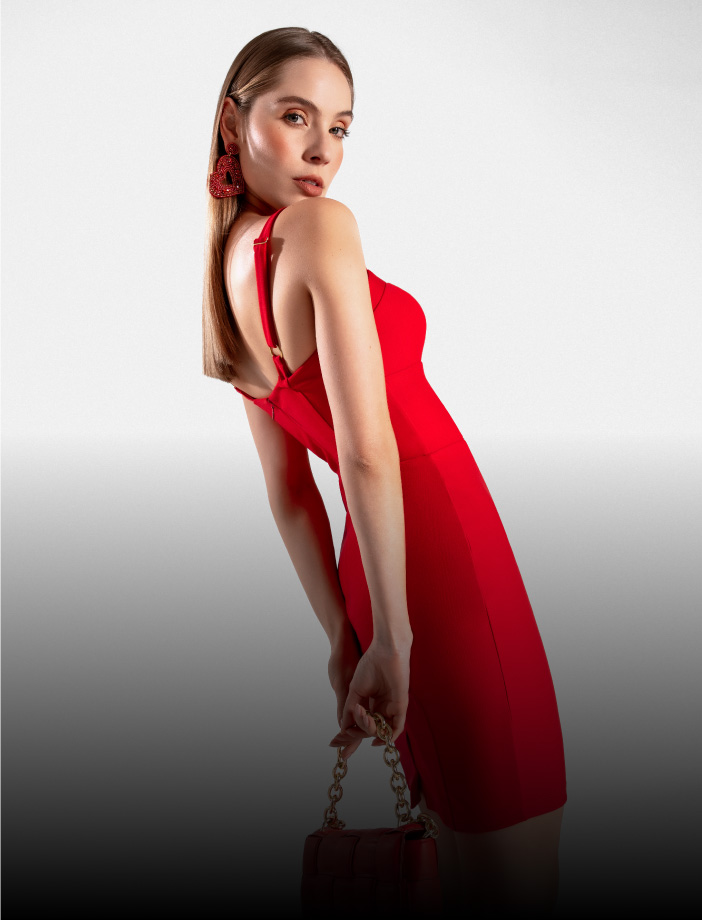 Foto de modelo usando vestido para mujer color rojo