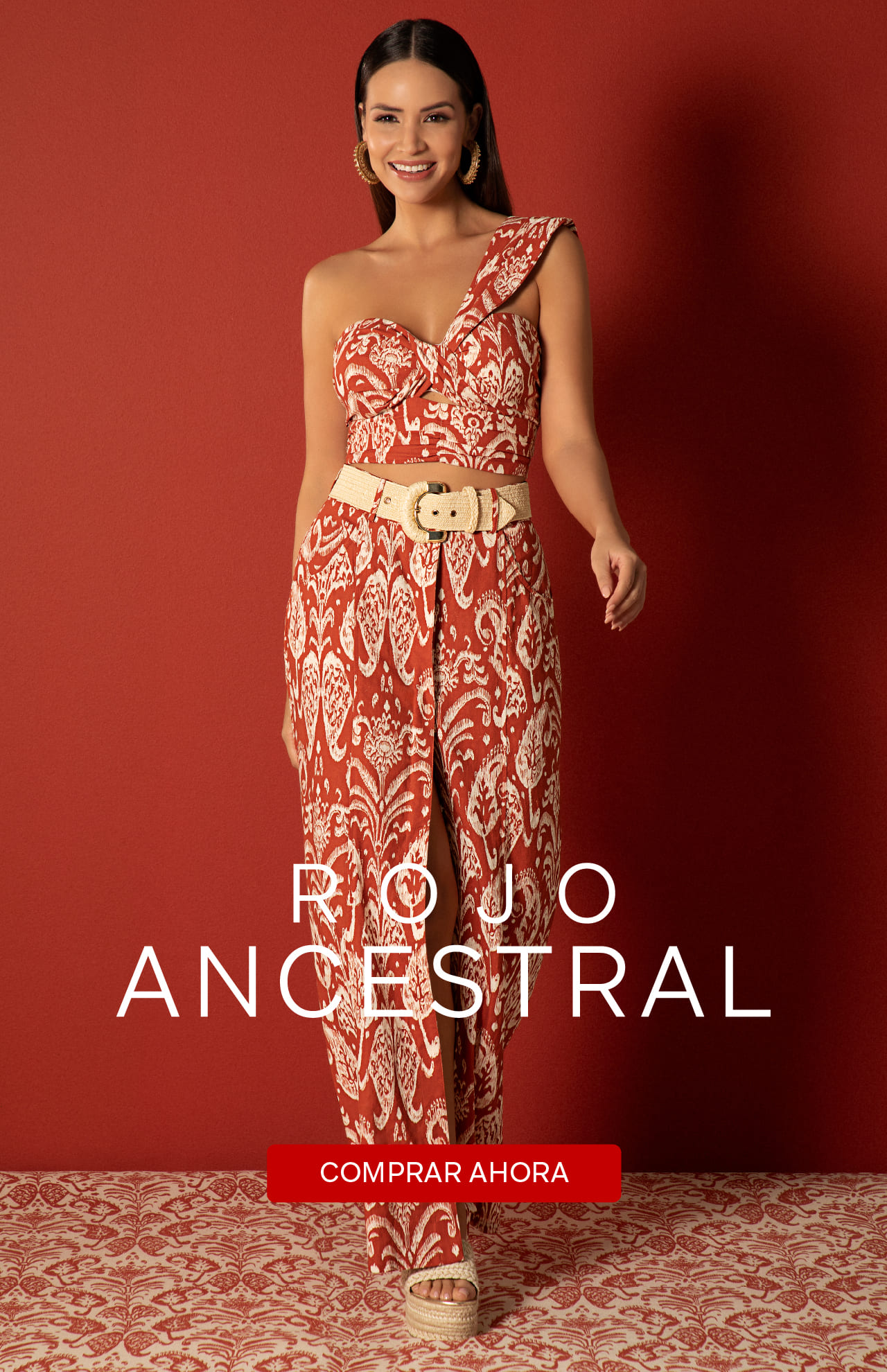 Modelo con blusa crop y falda con cinturón en rojo con blanco. Colección rojo ancestral.