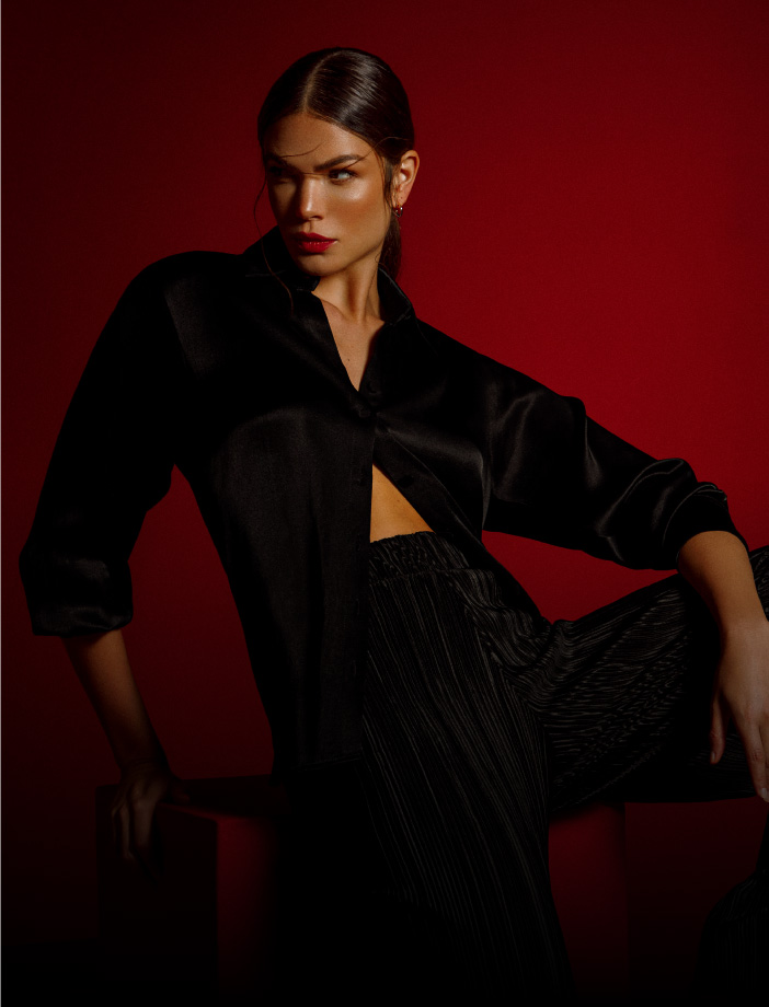 Foto de modelo usando total look negro: Blusa y pantalón ancho
