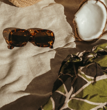 Gafas de sol sobre arena de playa