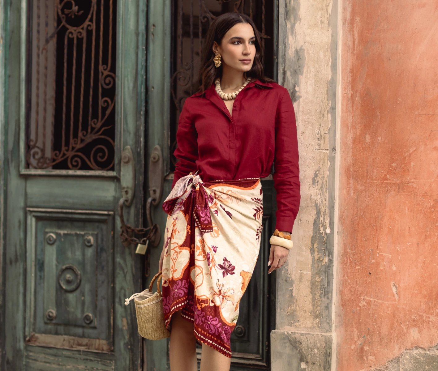 Look para Fiestas Patrias Mujer con blusa roja y falda pareo estampada en look inspirado en México para Fiestas Patrias