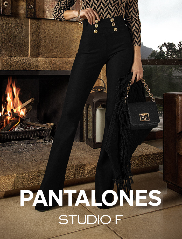 Categoría de pantalones para mujer modelo mujer con crop top manga 3/4, jeans slim fit y botines 
