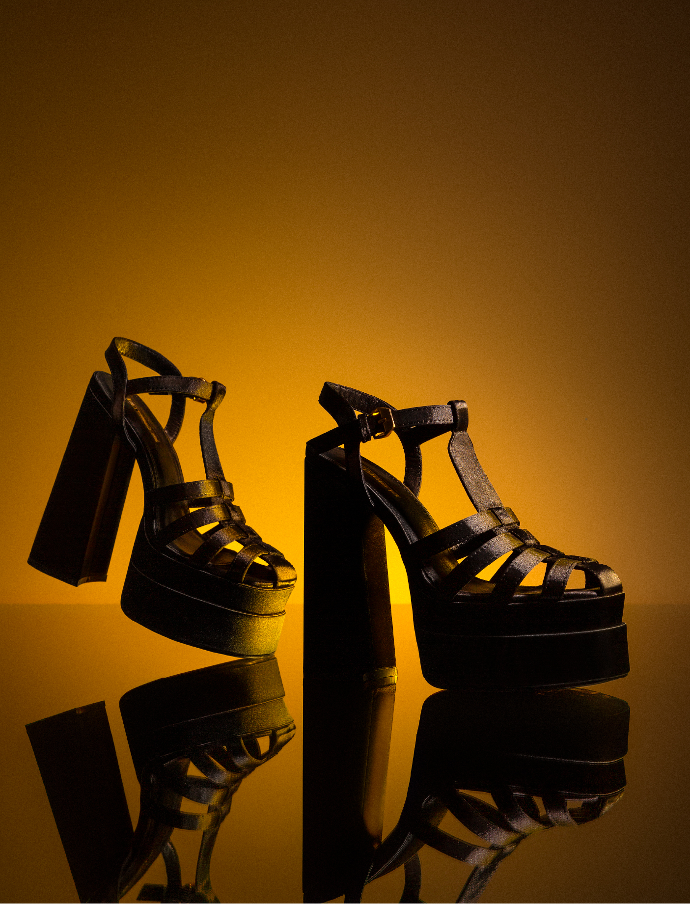 Categoría de calzado con botines para mujer de tacón grueso color café en fondo negro