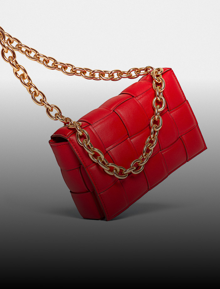 Foto de bolsa de mano color rojo con cadena dorada 