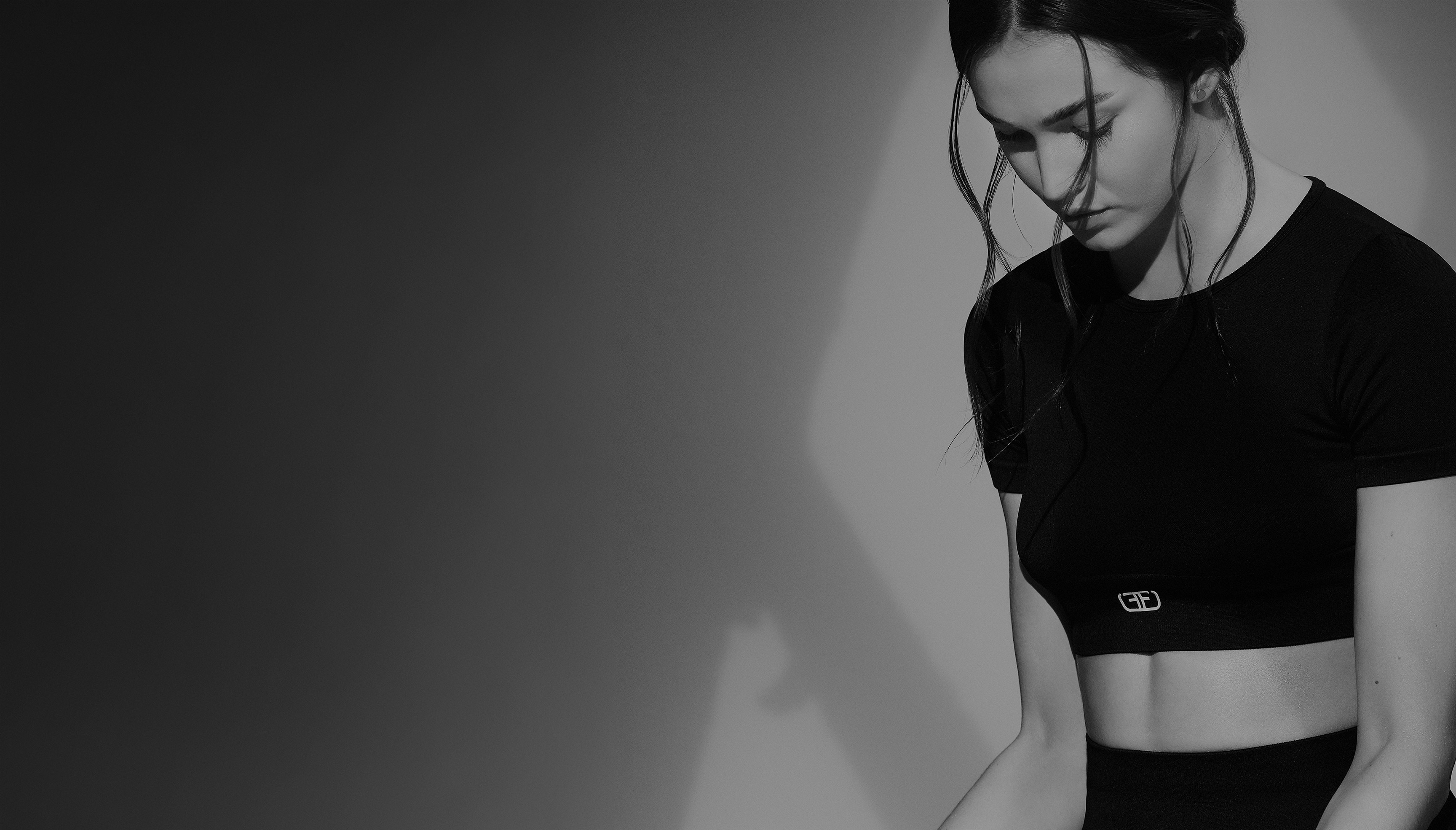 Modelo con crop top deportivo de mujer de la marca Studio F México