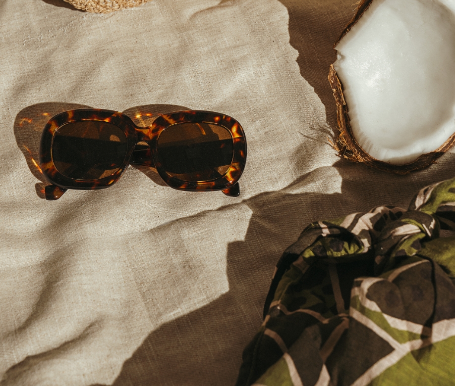 Gafas de sol sobre arena de playa