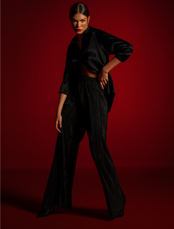 Foto de mujer usando total look negro: blusa camisera y pantalón bota ancha