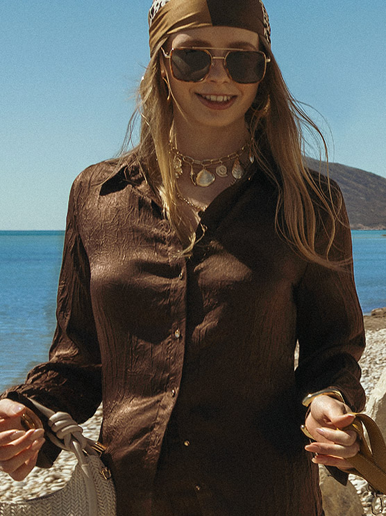 Foto en plano detalle de falda azul marino estampado arabesco de la marca de moda Studio F