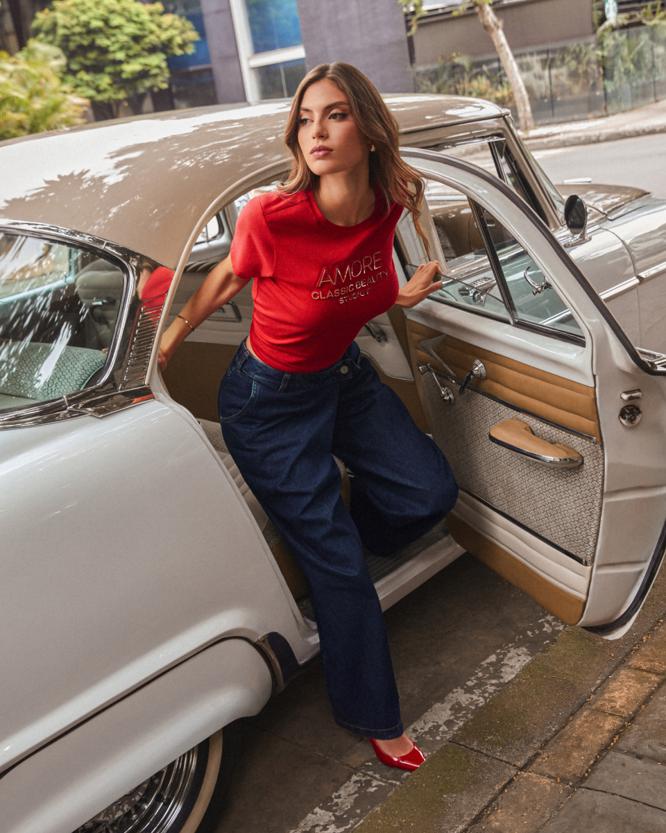 Modelo usando camiseta roja y jeans, look para plan tranquilo de San Valentín