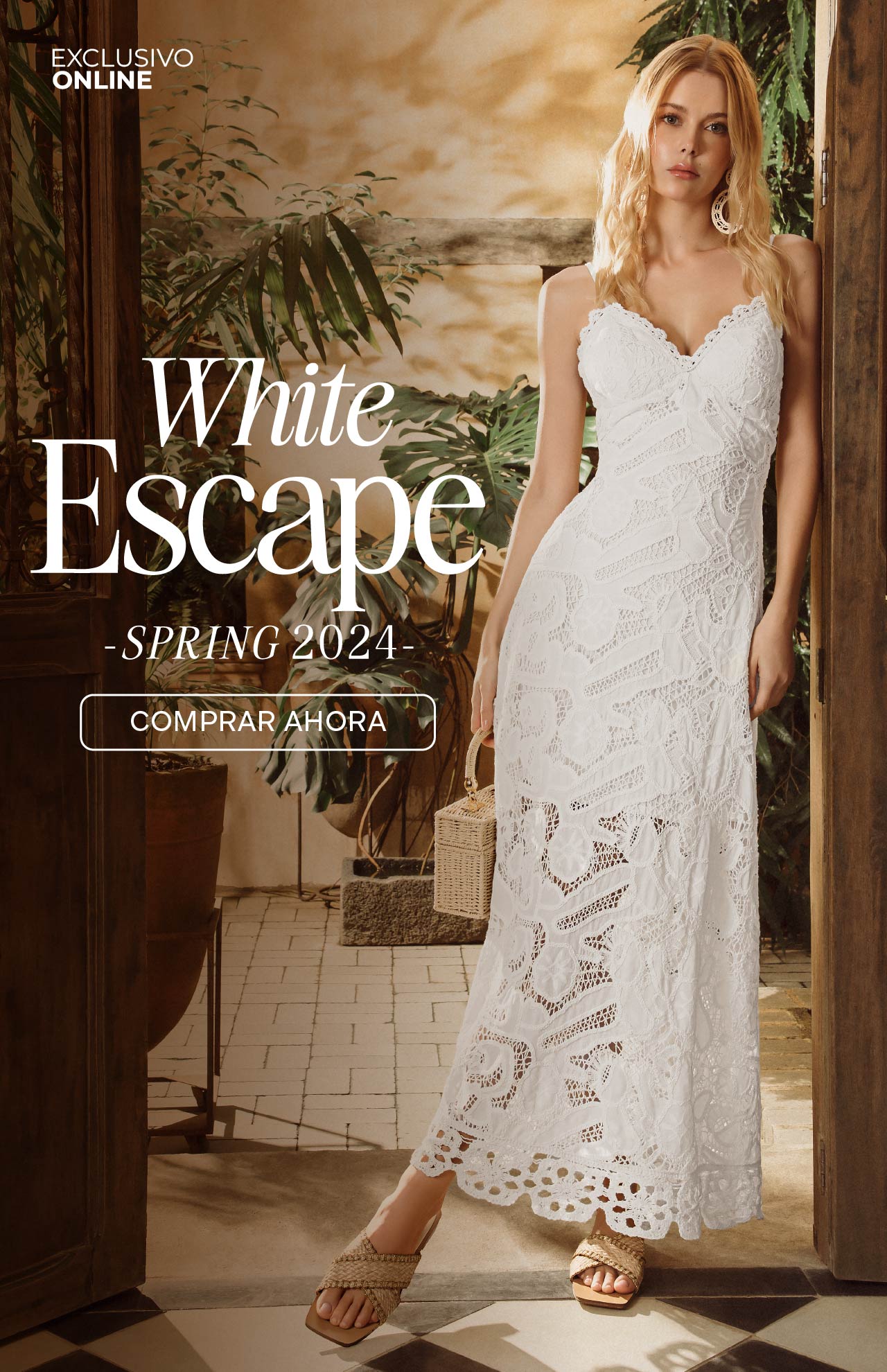 Foto de modelo usando vestido largo en hoja rota blanca 